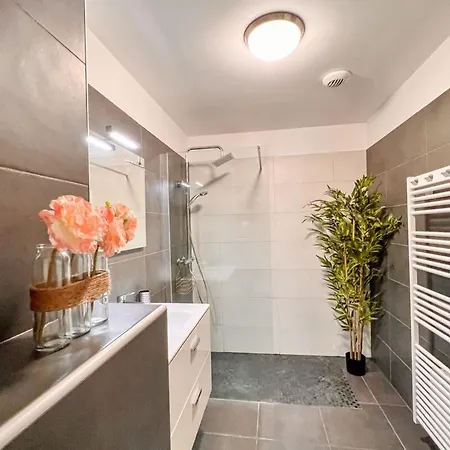 Gina - Modern Luminous Balcony - By Tgb