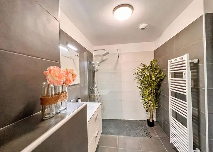 Gina - Modern Luminous Balcony - By Tgb